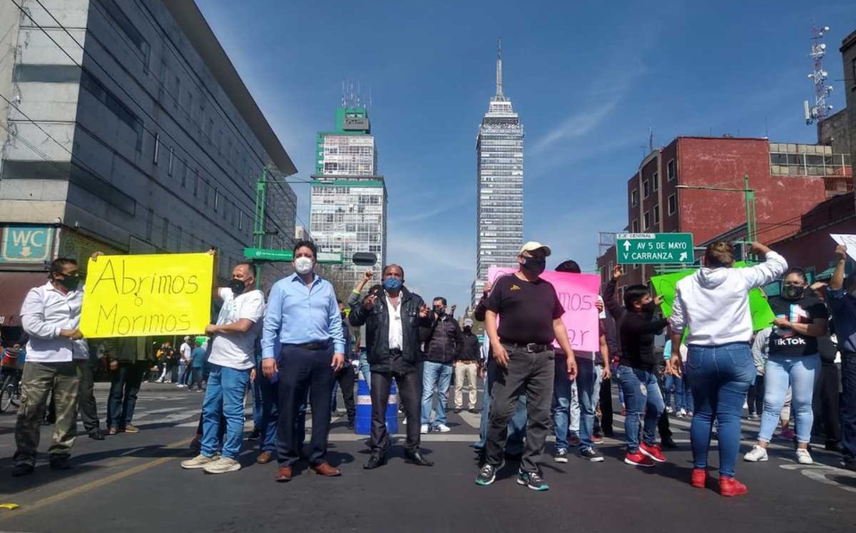 Comerciantes de CdMx bloquean Eje Central