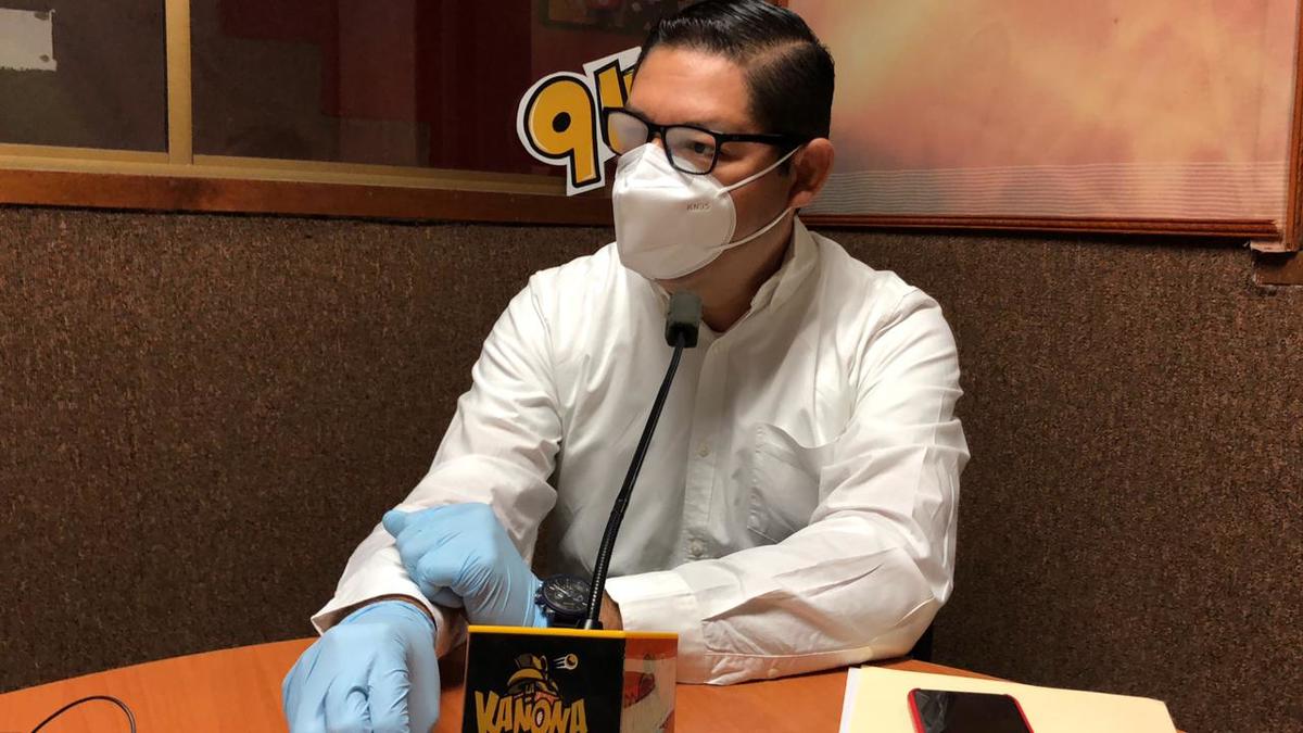 El alcalde afirmó que él es personal de salud y que está atendiendo la pandemia.