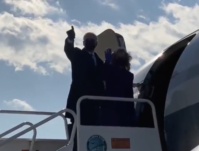 Joe Biden toma avión con su esposa Jill. | Twitter Joe Biden