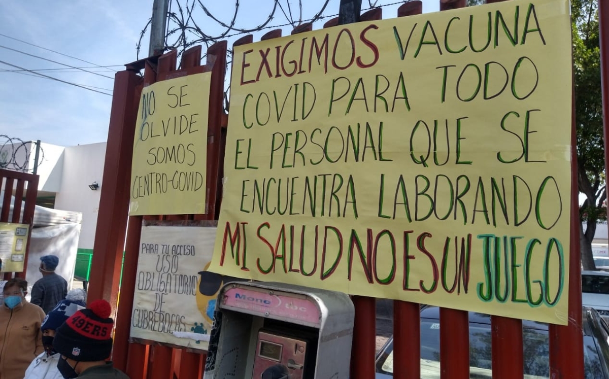 El personal médico colocó carteles en la entrada del centro médico. (César Velázquez)