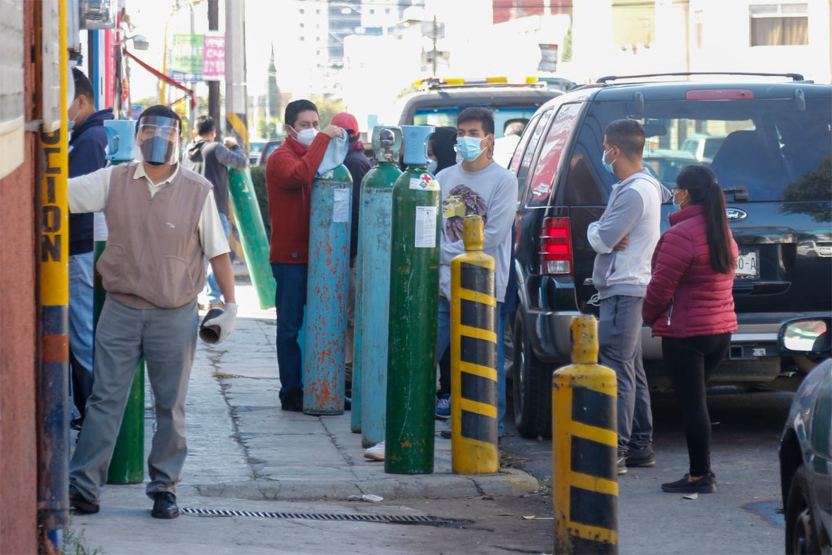 Personas realizan largas filas para realizar la compra o recarga de tanques de oxígeno. (Andrés Lobato)