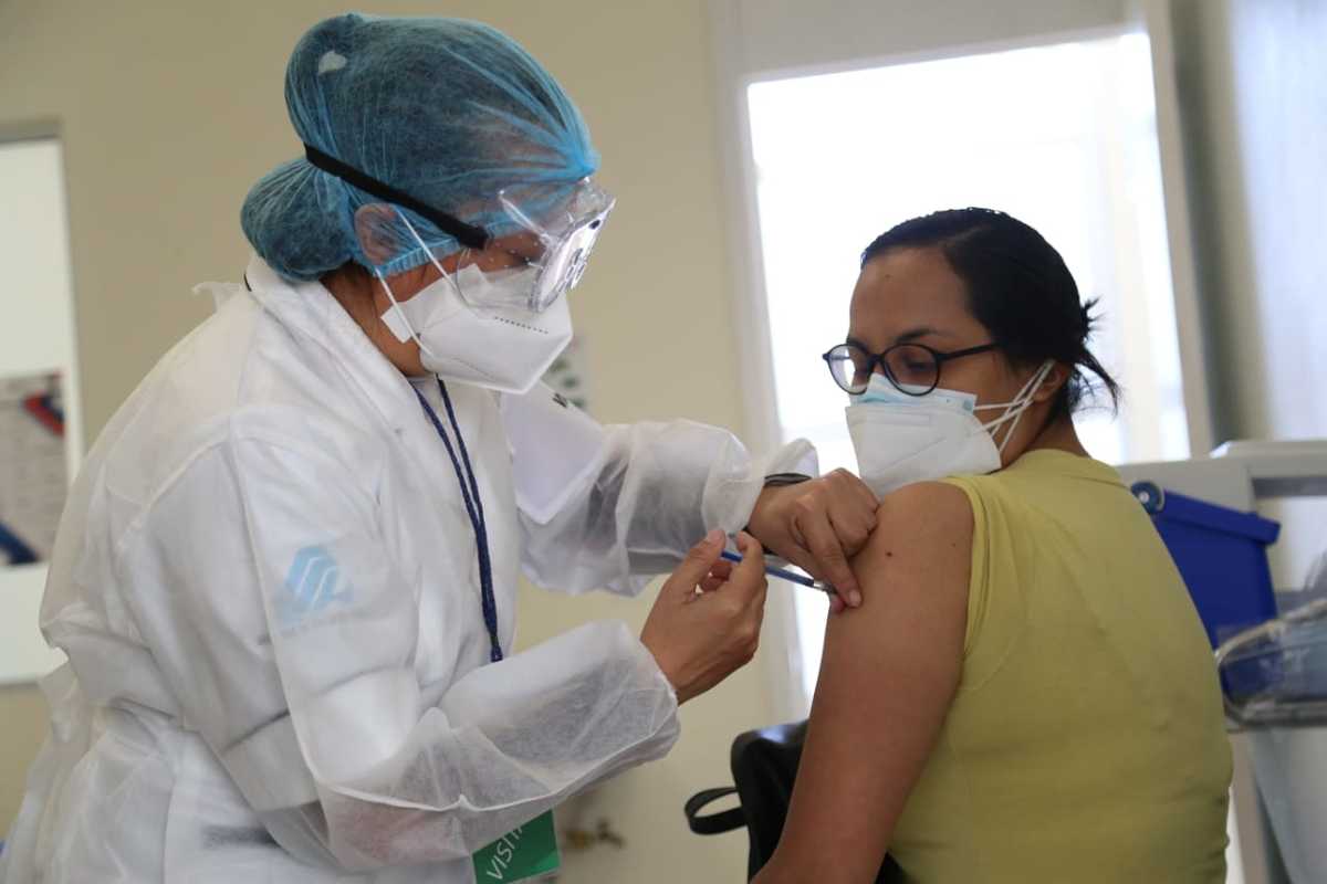 Vacunación de personal médico. (Jorge Sánchez)