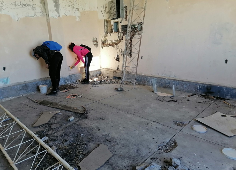 Los voluntarios cargaron 40 litros de pintura, para acondicionar los tres kilómetros de extensión. (Especial)