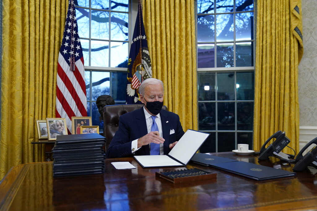 Biden se ha mantenido en contra de la salida de EU de la OMS y el Acuerdo de París. (AP)