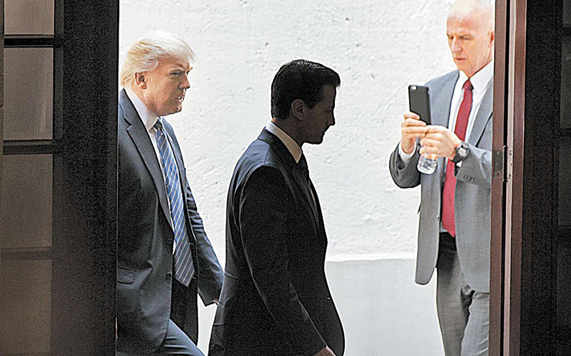 El entonces candidato republicano y el ex presidente Peña Nieto. (Javier Ríos)