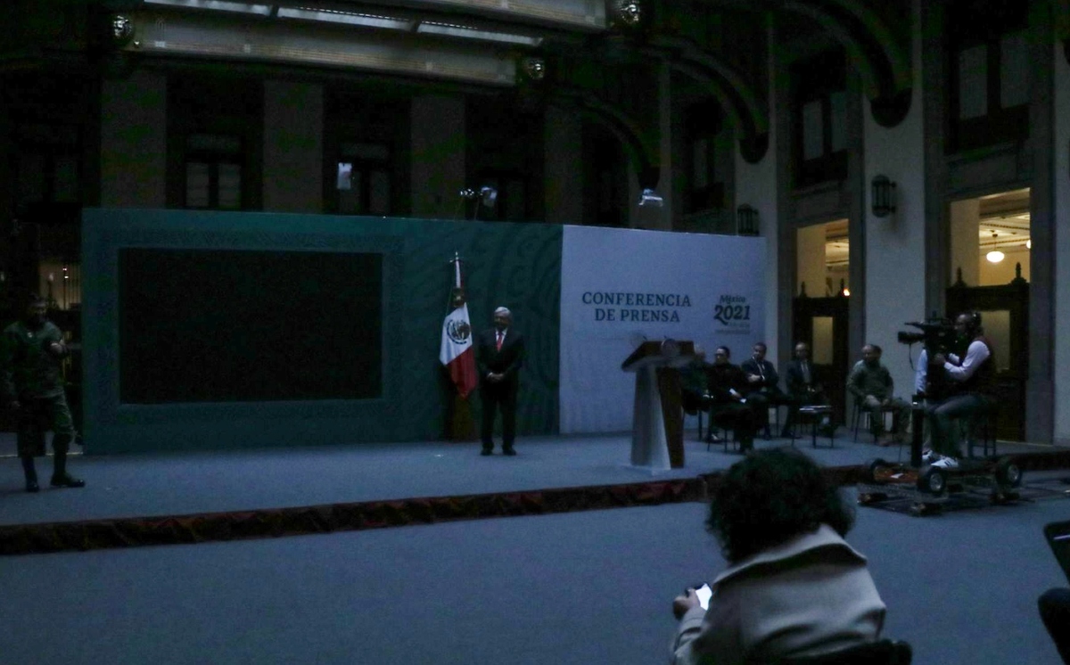 La conferencia se quedó a oscuras por apenas unos instantes, mientras se restauraba la electricidad. (Cuartoscuro)