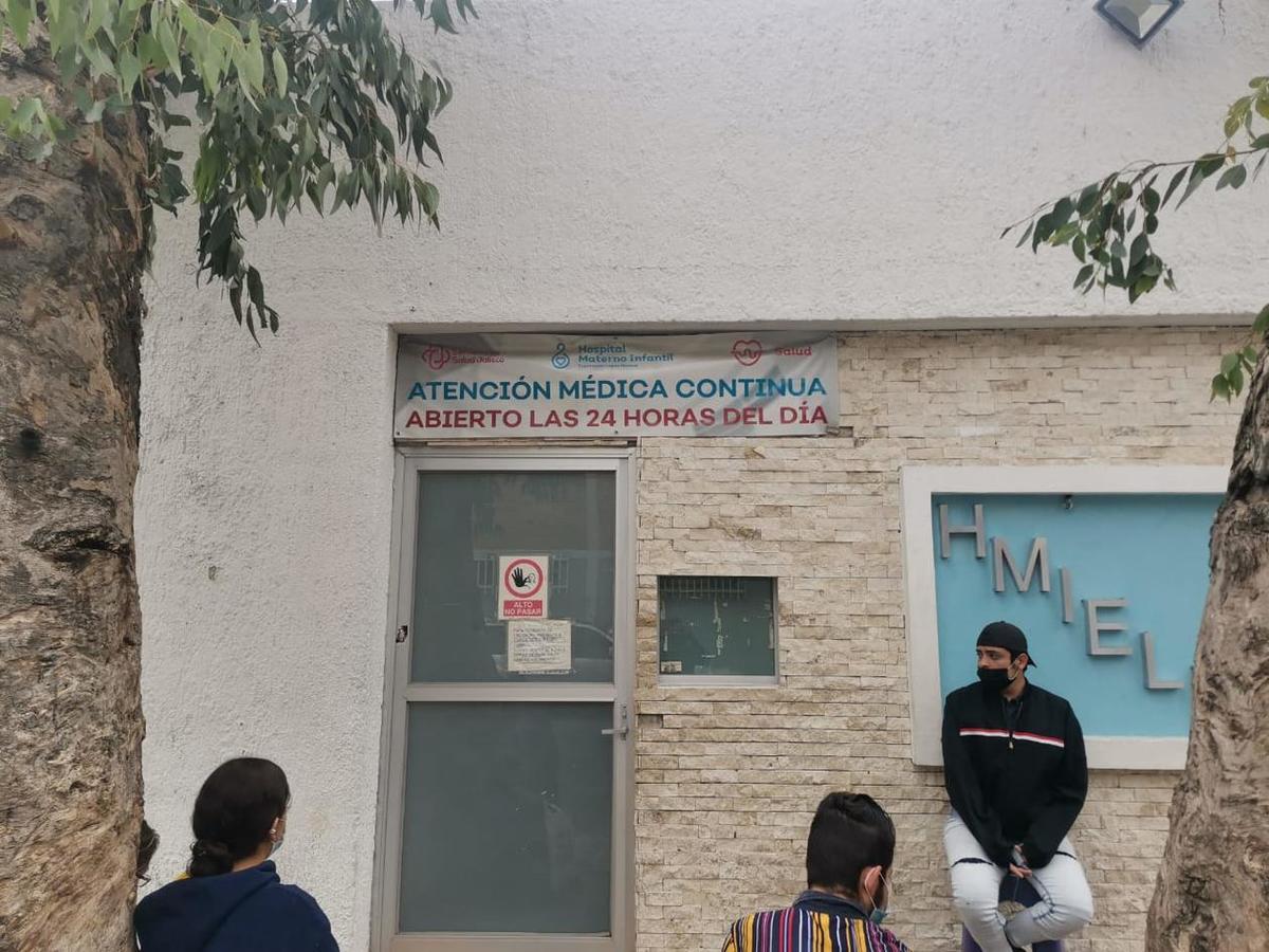 Hasta 15 horas esperan por atención en Hospital Materno Infantil. (Diana Barajas)