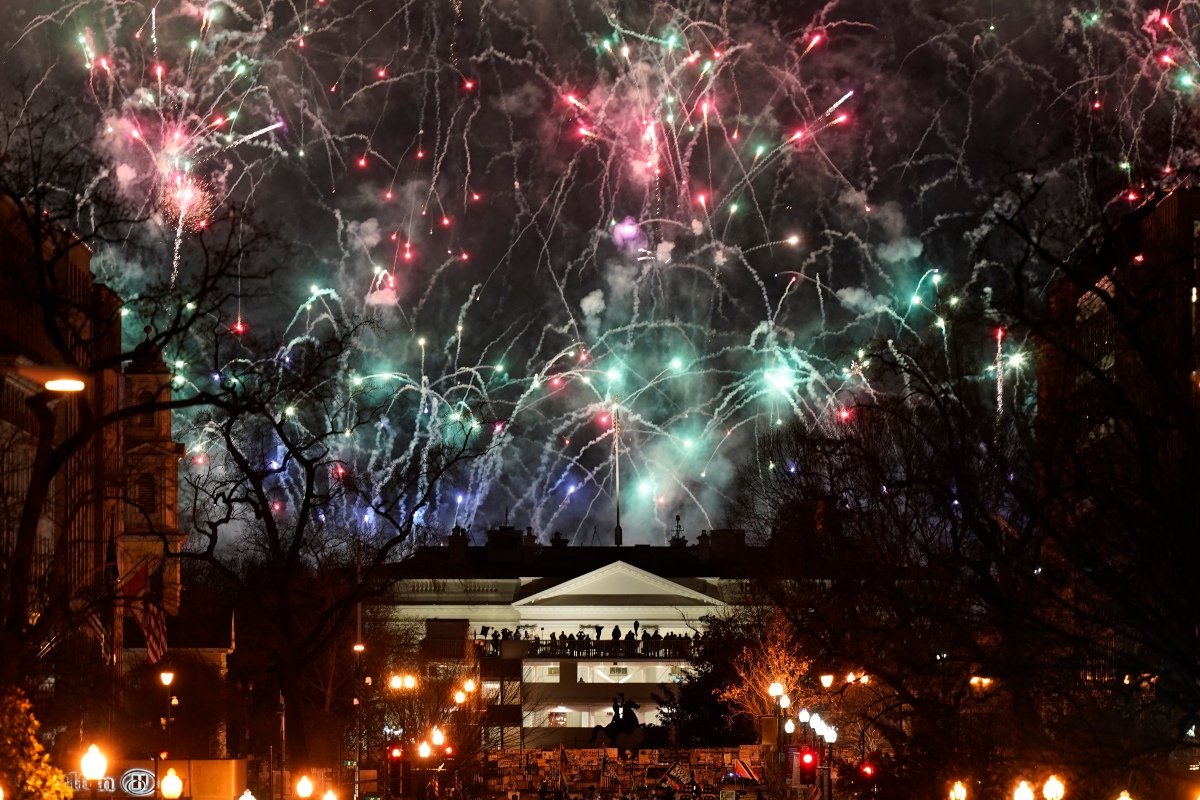 Fuegos artificiales iluminaron el cielo de Washington para celebrar la llegada de Biden a la presidencia de EU. (AP)
