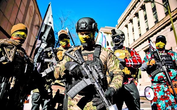 Fuerzas armadas vigilan un mitin por los derechos proarmas en el estado de Virginia. Samuel Corum/EFE