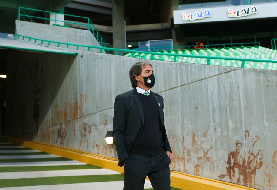 Guillermo Almada en la cancha del estadio Corona. (@ClubSantos)