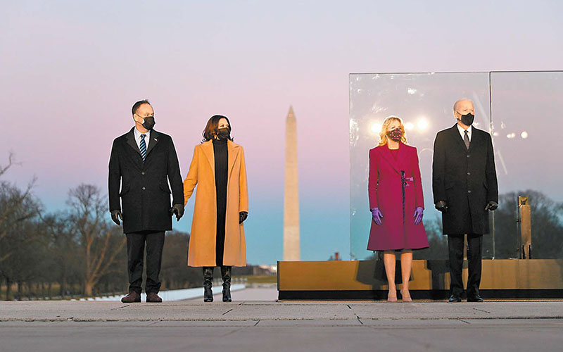 Horas antes de su investidura, el presidente electo encabezó en Washington un homenaje a las víctimas del covid-19. (Reuters)