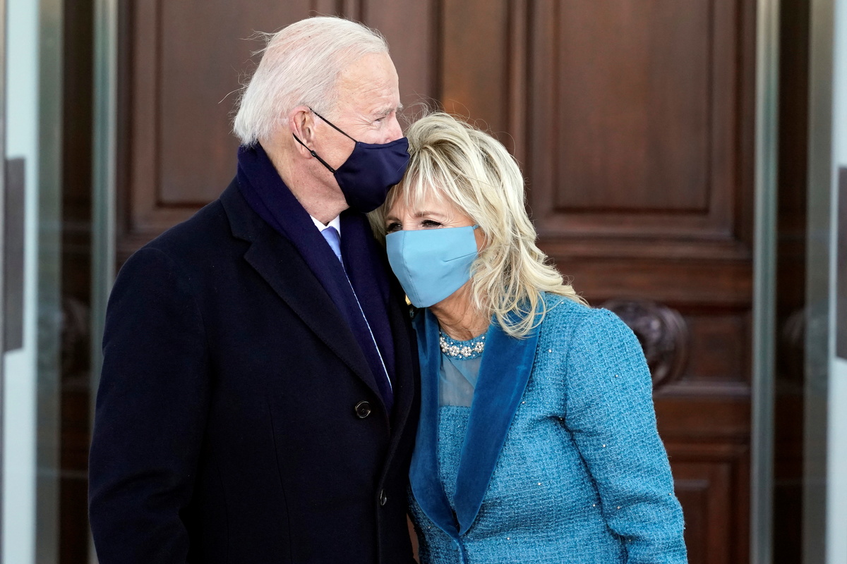 Joe Biden y la primera dama Jill Biden se abrazan al llegar al pórtico norte de la Casa Blanca | Reuters