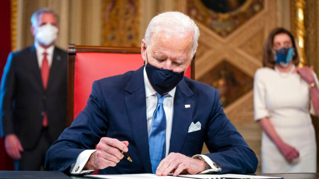 Joe Biden firma sus primeros documentos como presidente de los Estados Unidos