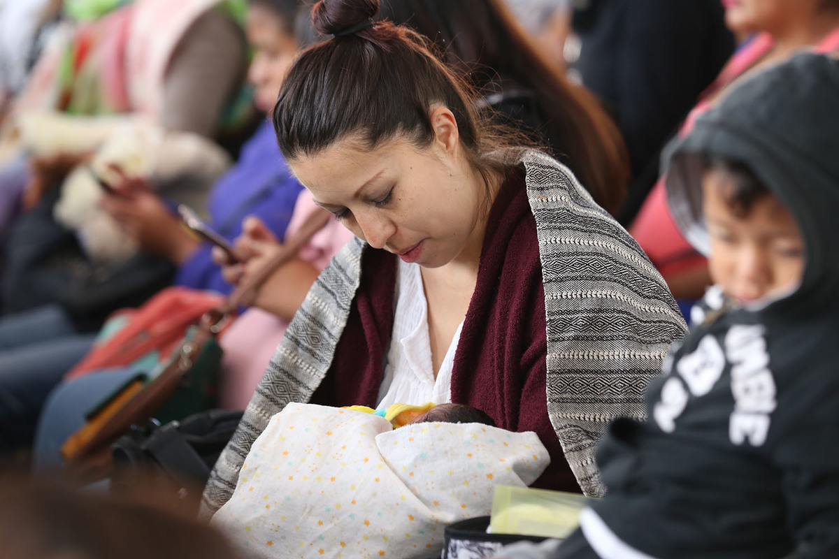 Madre amamanta a su hija. (Octavio Hoyos)