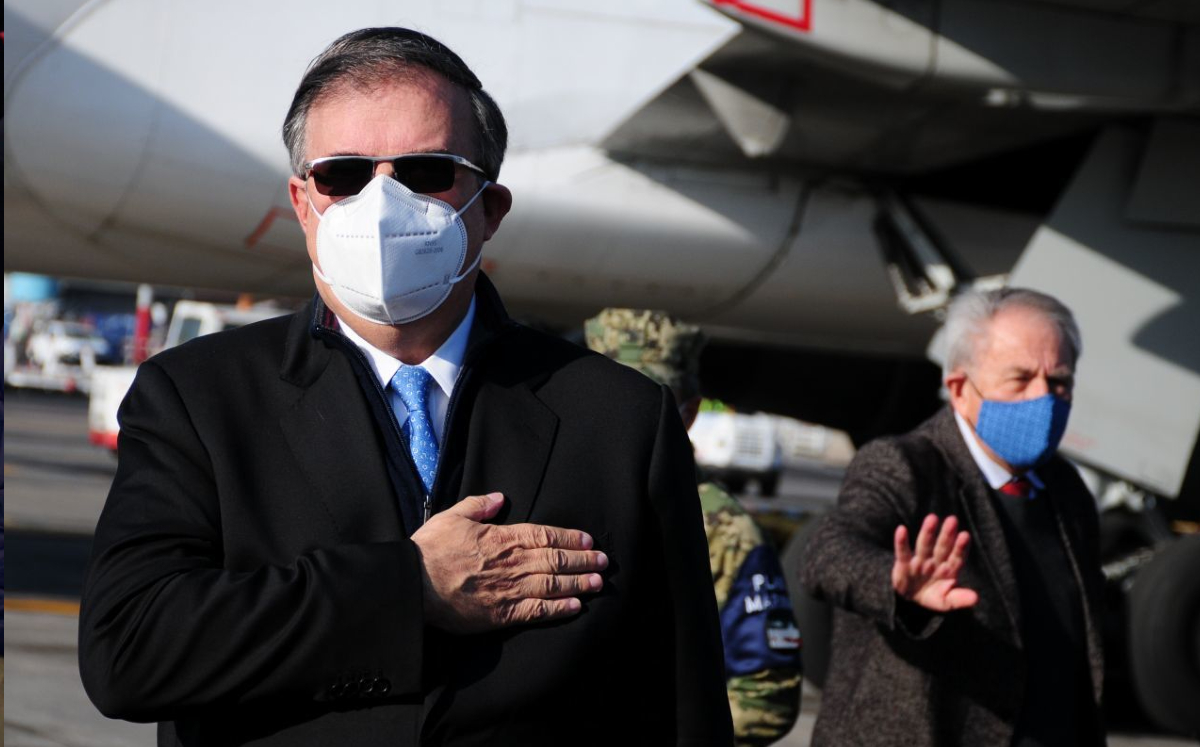 Marcelo Ebrard Casaubon, secretario de Relaciones Exteriores, durante la llegada de vacunas. (Cuartoscuro)
