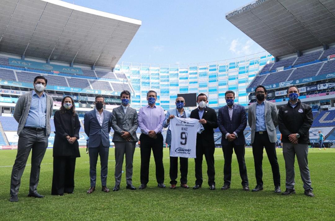 Mikel Arriola visitando al Club Puebla en el Cuauhtémoc.  (Especial)