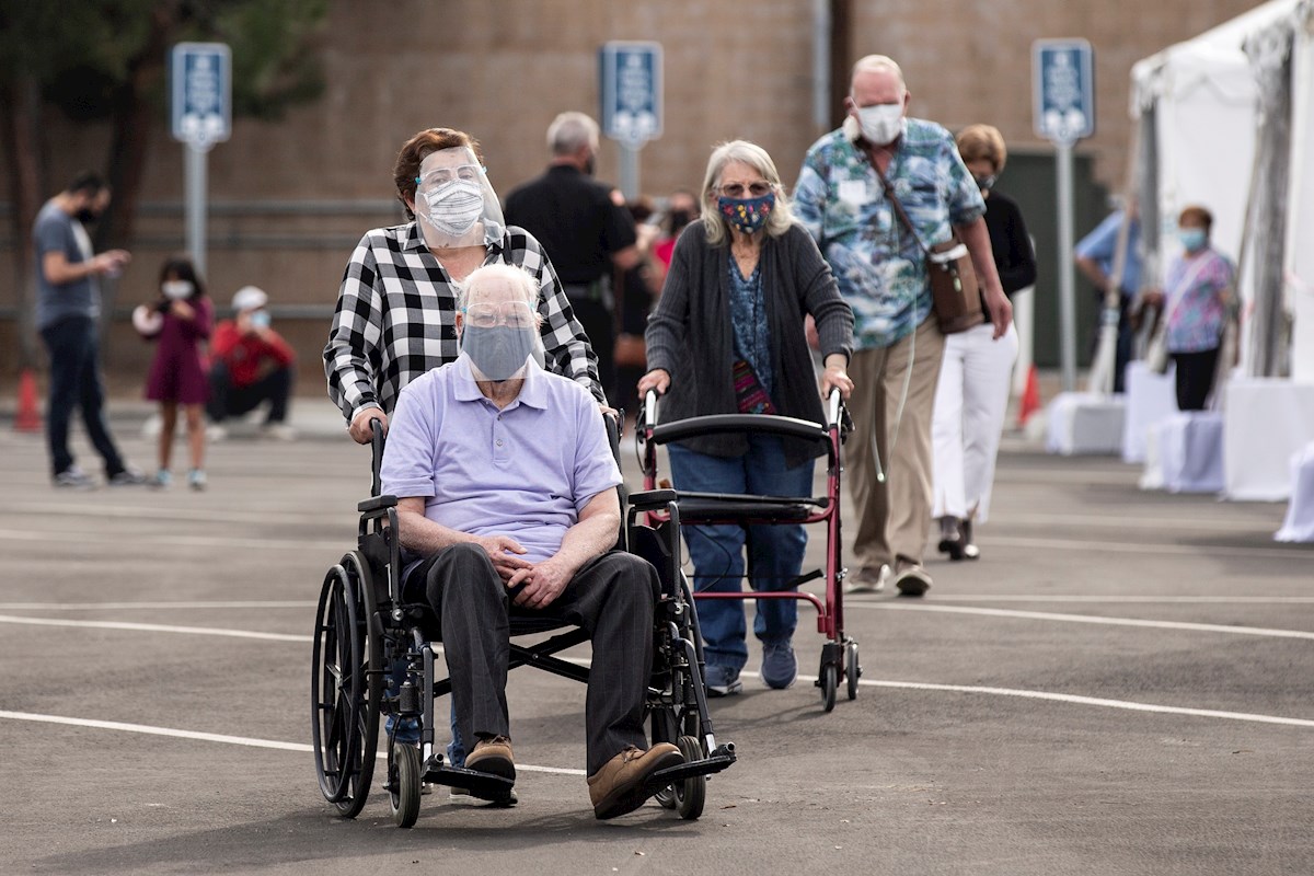 Personas después de recibir la vacuna anticovid en un estacionamiento de Disneyland en Anaheim. Foto: Etiénne Laurent