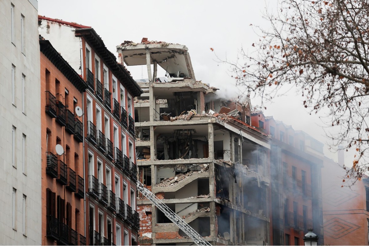 Los cinco pisos superiores quedaron totalmente destruidos./ Reuters