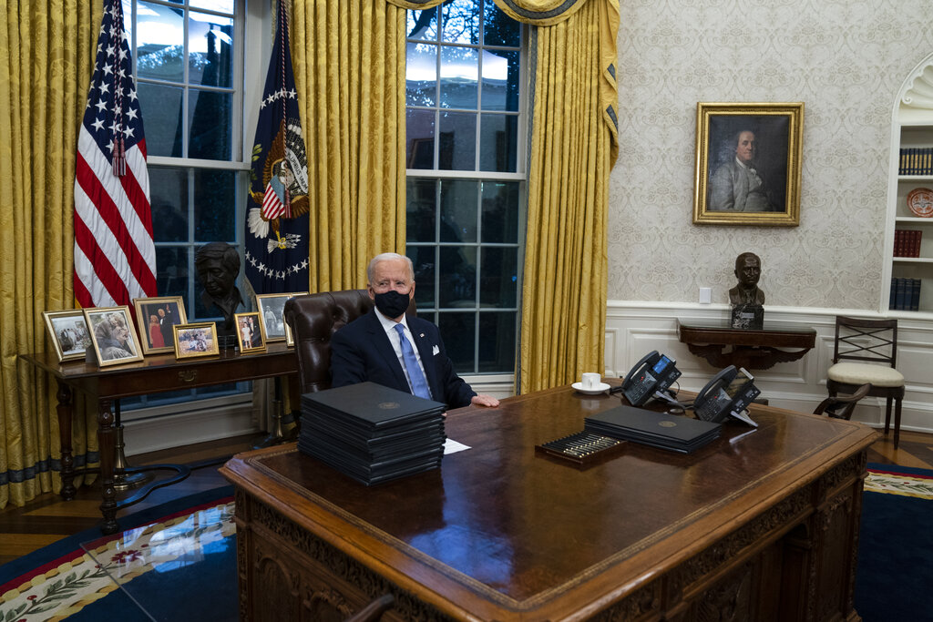 El presidente de Estados Unidos firmó sus primeras órdenes ejecutivas. (AP)