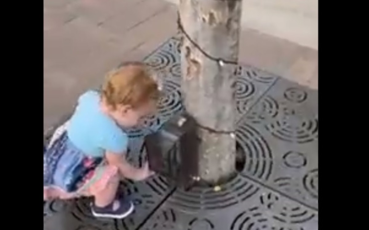 Las redes sociales caen rendidas a la naturalidad con la que una niña pequeña cree que todo es un dispensador de gel. (DPA)