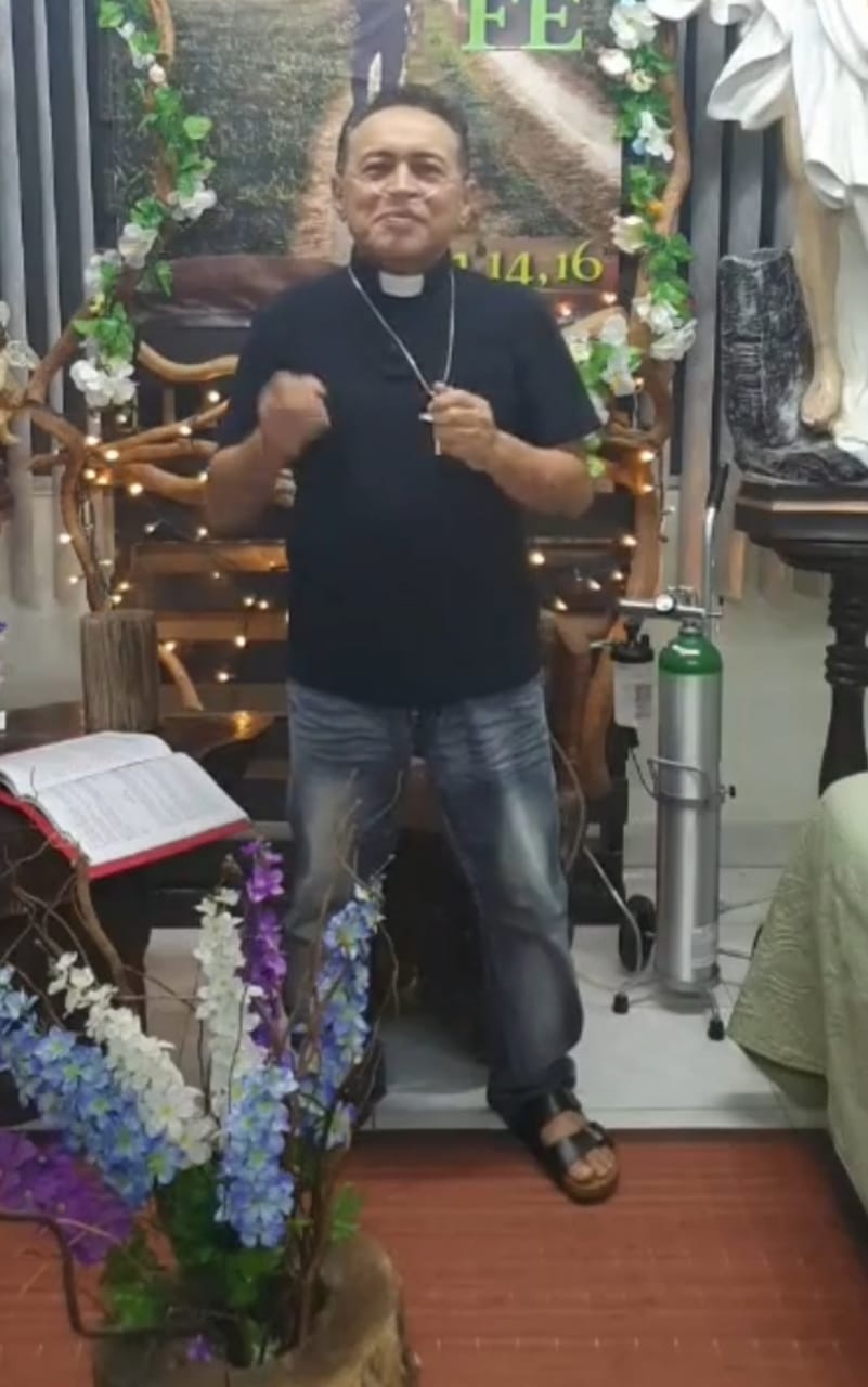 En Yucatán, el padre Miguel Medina, aún conectado a un tanque de oxígeno, siguió dando misas virtuales. (Especial)