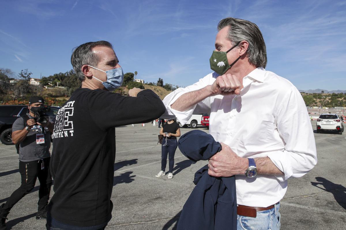 El alcalde de Los Ángeles, Eric Garcetti (izquierda), saluda al gobernador de California Gavin Newsom, en enero de 2021. Foto: Irfan Khan/AFP