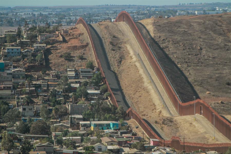 A esa división artificial los migrantes la llamaron "El muro de Donald Trump". (EFE)