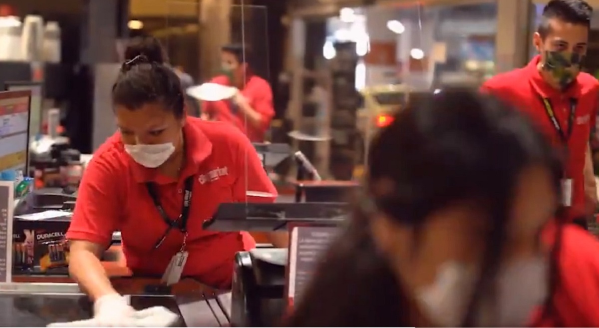 Grupo La Comer informó que en cuanto las autoridades lo permitan, los empacadores voluntarios podrán regresar a sus tiendas. (Especial)