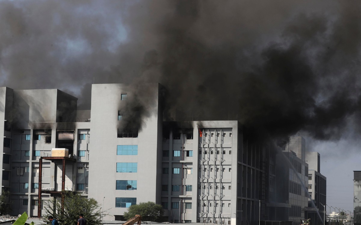 India: arde edificio en complejo de fabricante de vacunas. (AP)