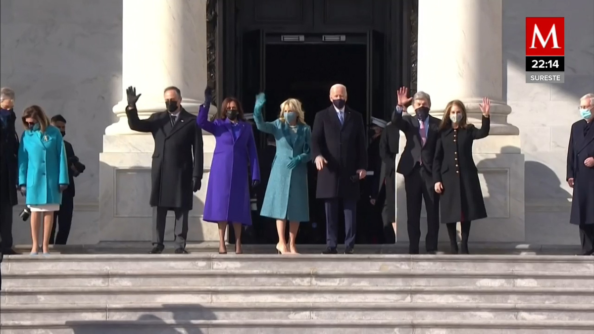 Joe Biden entra caminando a la Casa Blanca acompañado por su familia