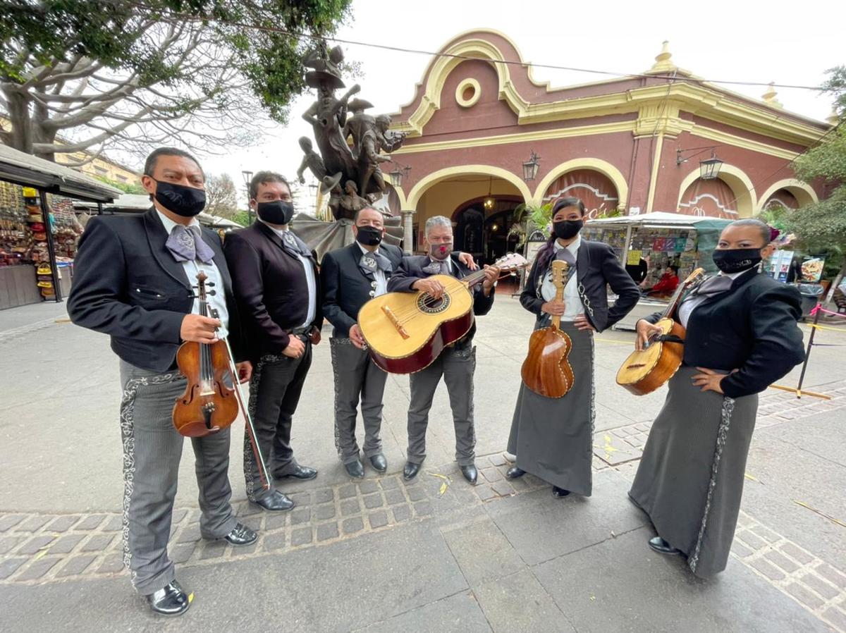 Mariachi Bronce no desiste con su música entre las calles de la gran Guadalajara. (Erick Breguer)