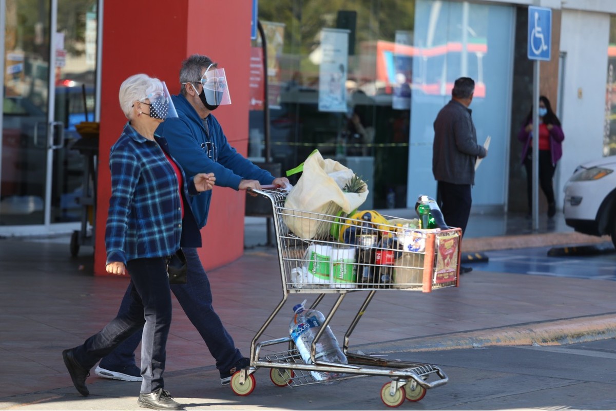 Permitirá Nuevo León a supermercados cerrar a las 23:00 horas. Foto: Jorge López.