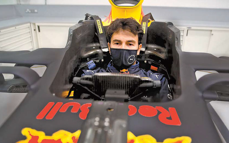 El piloto mexicano ya conoció su nuevo auto. (Cortesía Red Bull)