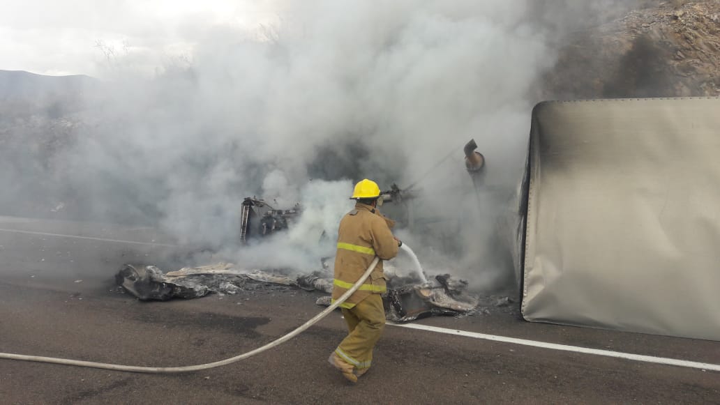 En Durango, camión de carga vuelca y se incendia en autopista- Grupo ...