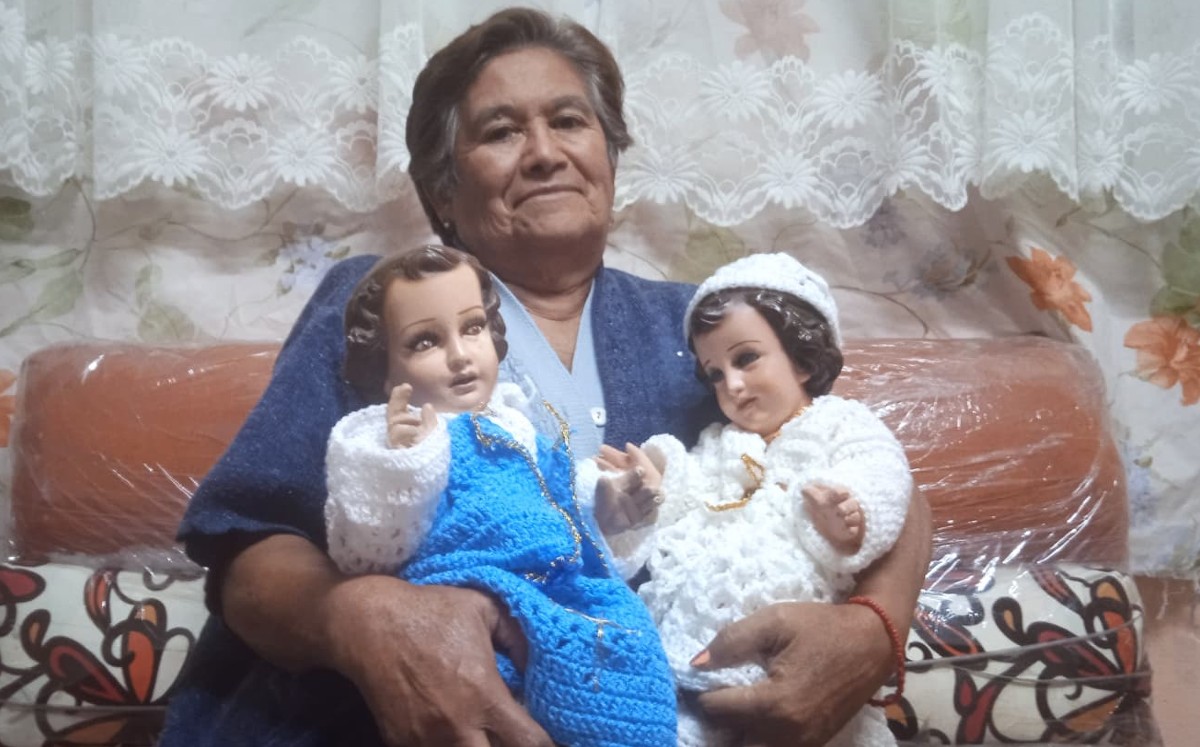 Tejer para subsistir, así es la vida de Yolanda Hernández, una anciana con parkinson que perdió a su familia por Covid. (Facebook)