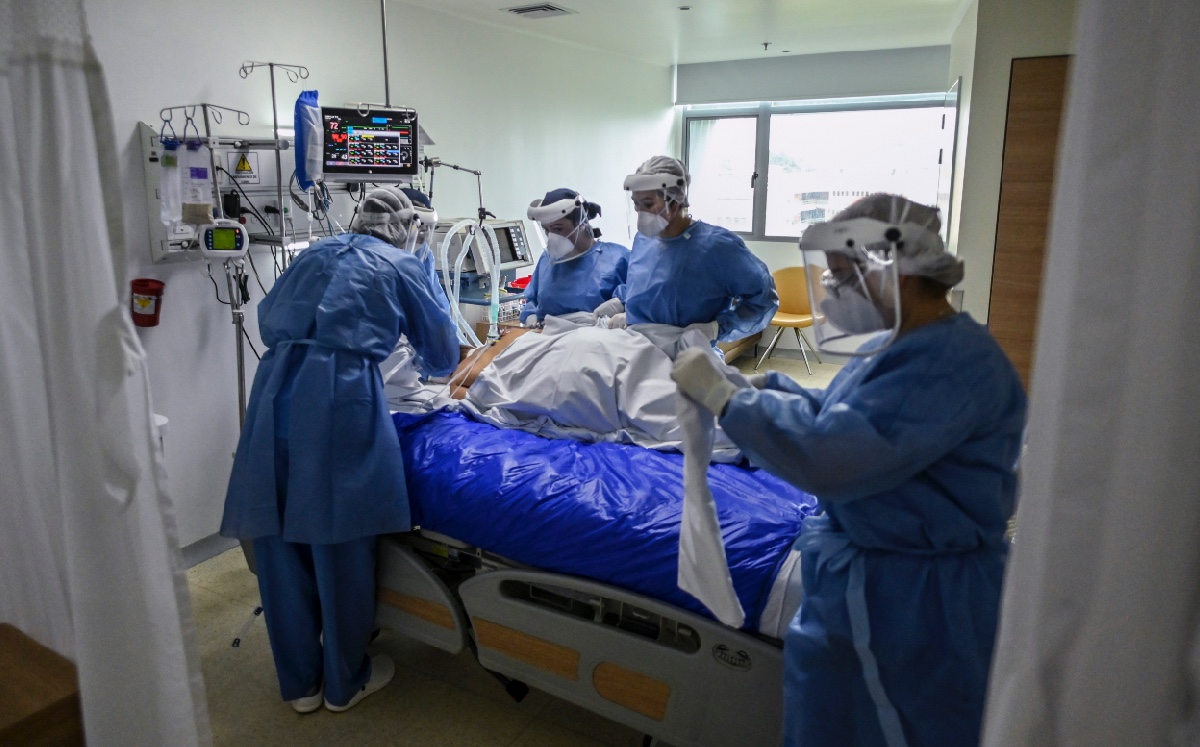 Trabajadores de salud en Colombia atienden a un paciente con covid. (AFP)