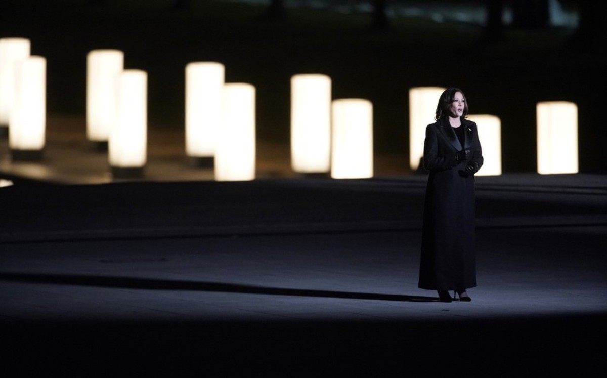 "Veamos más allá de la crisis", dice Kamala Harris en evento de investidura