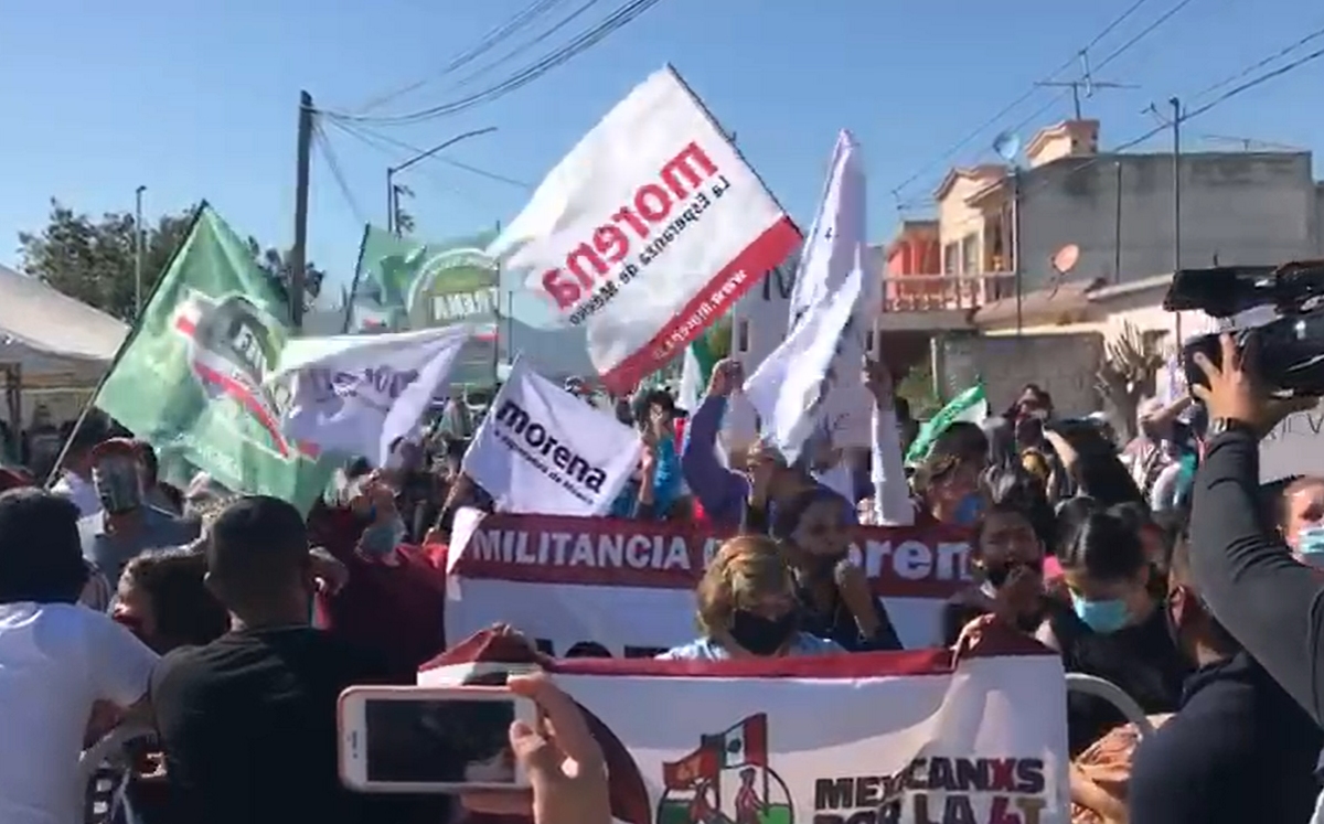 Agrupaciones a favor y en contra del Presidente lo recibieron en su visita a Nuevo León. (Cinthya Stettin)