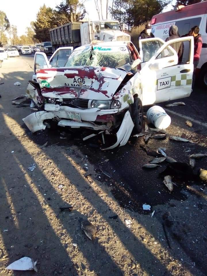 Ambas unidades invadieron ambos carriles.