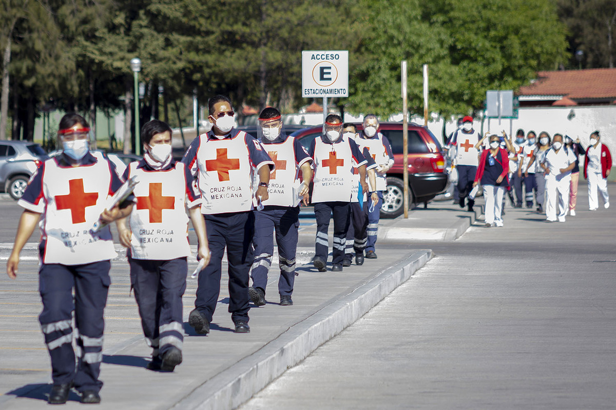 Arranca vacunación anticovid para trabajadores de Issstep, HU, Cruz Roja, SSA y clínicas privadas. (Andrés Lobato)