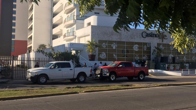 Elementos de Fiscalía y Semar revisan domicilio en Puerto Vallarta