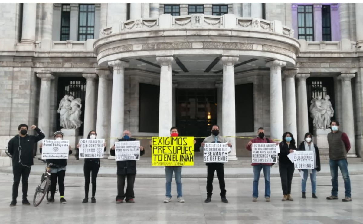Un grupo de representantes frente al Palacio de Bellas Artes. (Foto: Especial)