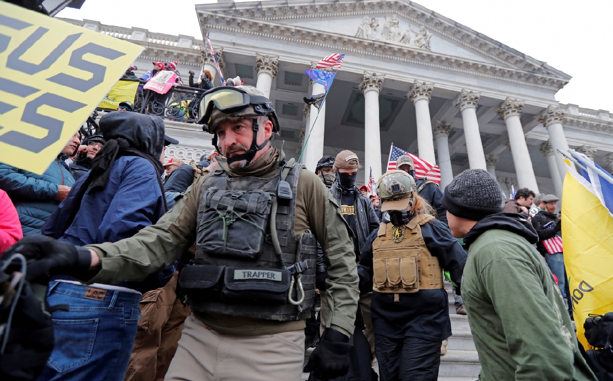 Grupos de extraderecha como los Oath Keepers fueron los encargados de invadir el Capitolio. (Reuters)