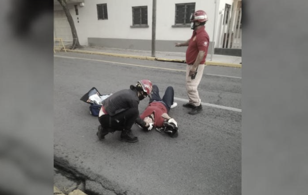 La mujer salió proyectada varios metros.