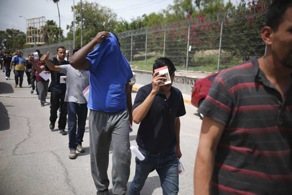 Miles de migrantes esperan en México su solicitud de asilo para ingresar a Estados Unidos. (AP)