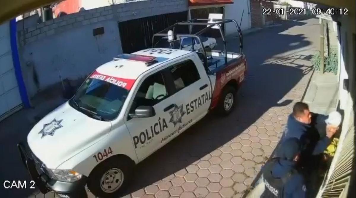 Policías estatales realizan detención que no es informada por la SSP. (Especial)