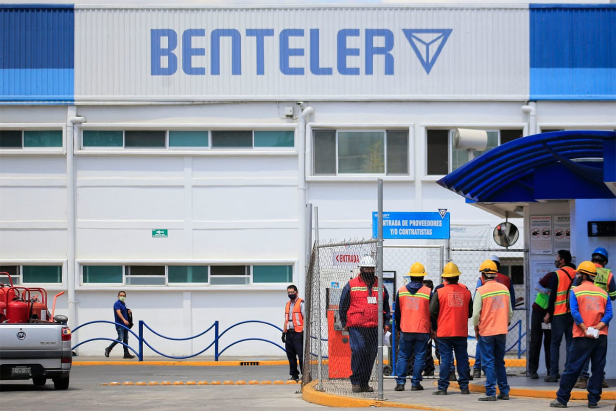 Trabajadores de la industria automotriz siguen los protocolos sanitarios. (Andrés Lobato)