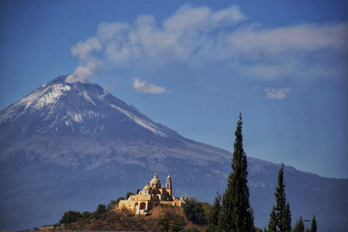 Vista del volcán Popocatépetl y el templo de Nuestra Señora de Los Remedios. (Andrés Lobato)