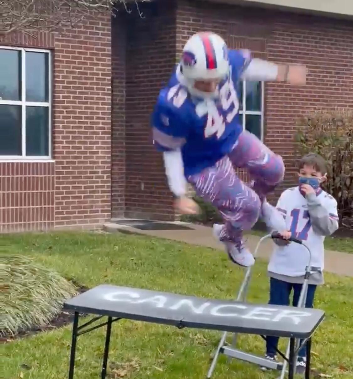 Aficionado supera al cáncer y celebra a lo Bills Mafia (Twitter)