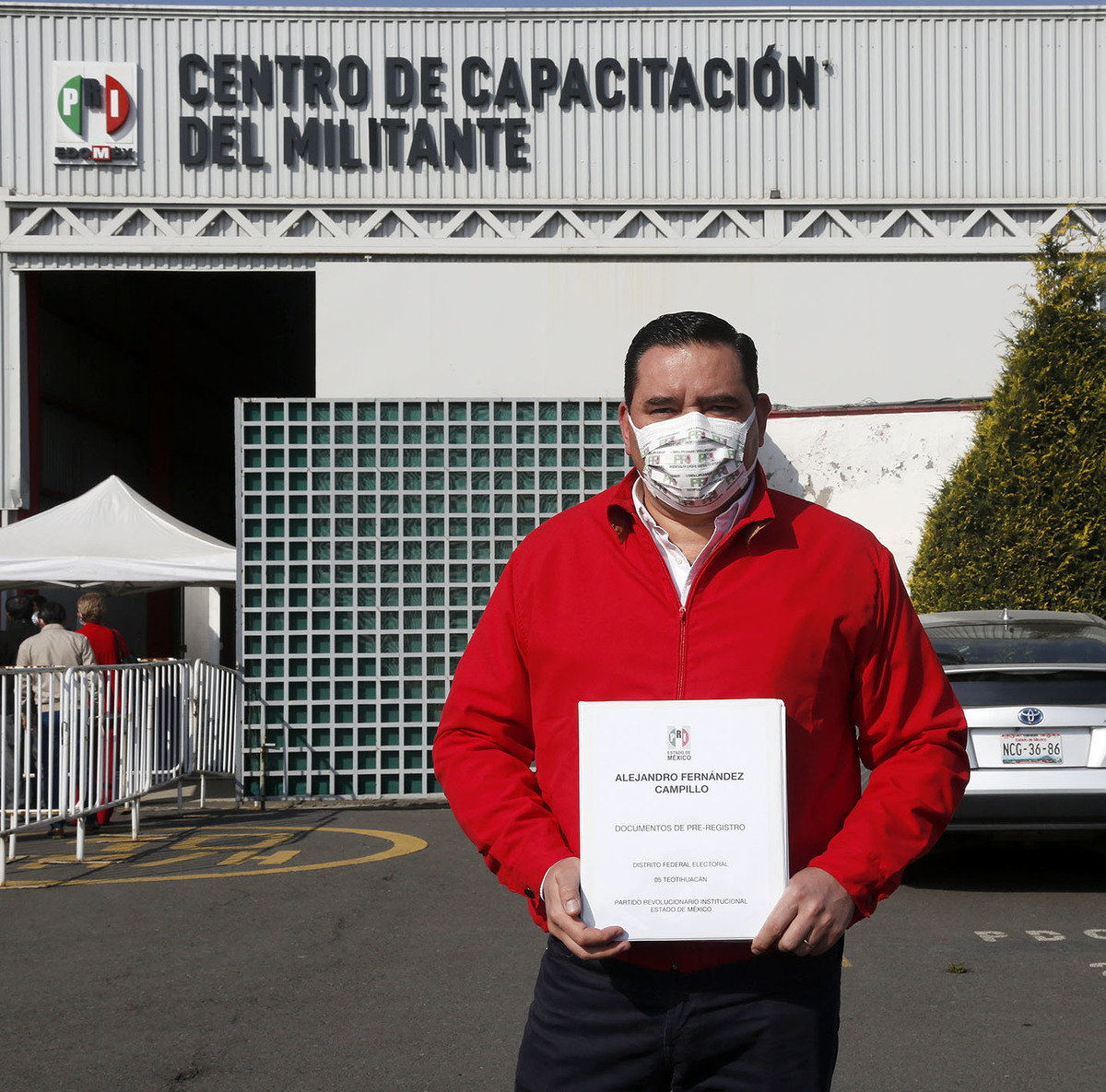 Alejandro Fernández Campillo solicitó hoy su registro como precandidato del PRI a diputado federal. (Especial)
